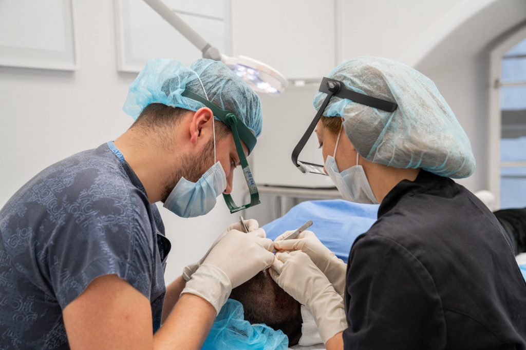 kvinna genomgår hårtransplantation på nordic hair clinic