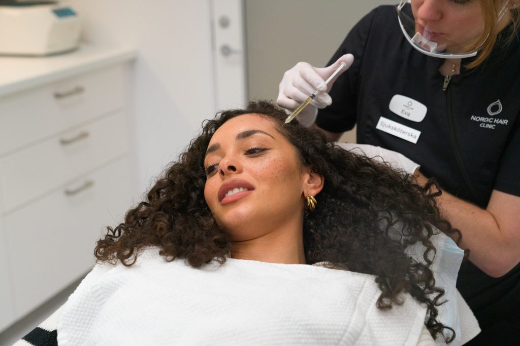kvinna får harbehandling behandling för håret